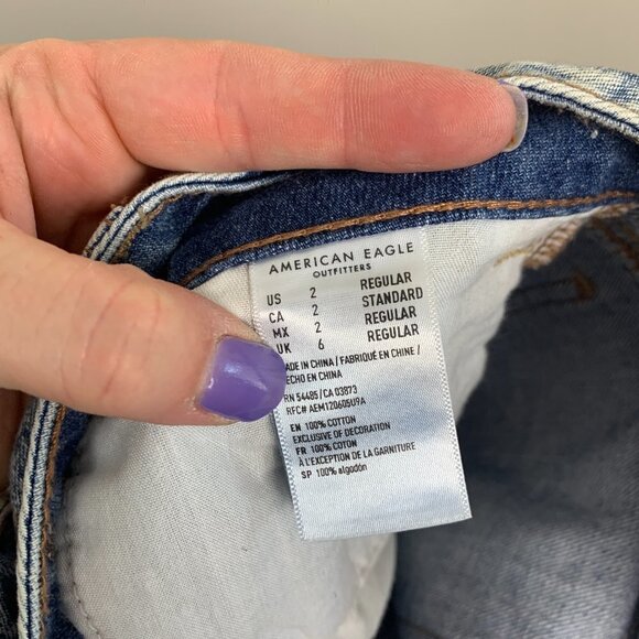 American Eagle Outfitter Tomgirl Light Wash Distressed Jeans Size 2R - Picture 7 of 9